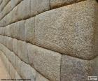 Détail d’un mur de pierres parfaitement placés, exemple de l’architecture de l’époque des incas