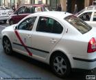 Taxi de Madrid, sont de couleur blanche, avec une bande rouge dans la porte et un signe de "TAXI"