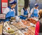 Trois pêcheurs travaillant dans la poissonnerie du supermarché