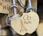 Cadenas en forme de cœur pour symboliser l’amour. Dans le cadenas s’affiche l’image de la Tour Eiffel et deux coeurs