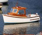 Petit bateau de bois dans le port de pêche