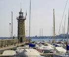 Beau phare à Desenzano del Garda, lac de garde, Italie