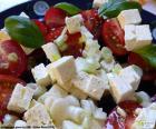 Une délicieuse salade de fromage feta, tomate, oignon et la mâche