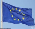 Le drapeau européen est composé de douze étoiles d’or disposées en cercle sur fond bleu. Créée en 1955 par Arsène Heitz