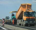 Plusieurs des véhicules et des opérateurs qui travaillent dans un asphalte de la route