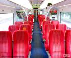 Intérieur d’un wagon avec sièges rouges et le bleu de la terre