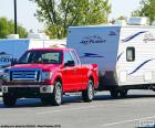 Un beau rouge pick-up remorquer une caravane