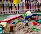 Enfant dans le bac à sable