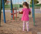 Jeune fille sur une balançoire