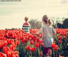 Filles entre tulipes