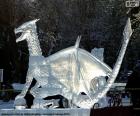 Imposante sculpture d’un dragon entièrement réalisé avec de la glace