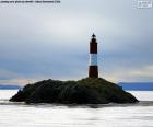 Les phare Les Éclaireurs est situé sur un îlot de l’ensemble des îlots Les Eclaireurs dans le canal de Beagle, la baie d’Ushuaia, Tierra del Fuego, Argentine