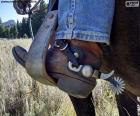 Botte cowboy avec l’éperon placé permet de diriger les mouvements du cheval