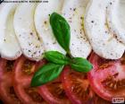 Une délicieuse salade de tomates à la mozzarella et basilic