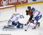 Trois joueurs lors d’un match de hockey sur glace