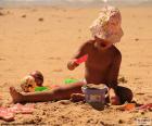 Fille jouant sur la plage