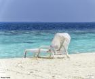 Un hamac sur le bord d’une plage tropicale