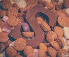 Une lettre S de chocolat entouré de cookies