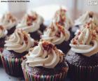 Cupcakes ou petits gâteaux au chocolat décorés avec un glaçage