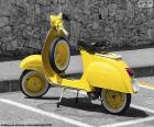 Un beau Vespa jaune, un scooter classique