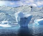 Un iceberg situé près du bord de la mer