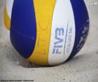 Un ballon de volley de plage. Une variante du volley-ball joué sur le sable