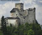 Le château de Niedzica situé dans le sud de la Pologne, a été construit entre 1320 et 1326 sur les rives de la rivière Dunajec dans Niedzica