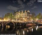 Une belle photo de la ville d’Amsterdam de nuit, pays-bas