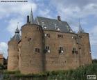 Le beau château médiéval d'Ammersoyen avec ses tours de briques, situé dans la province de Gueldres, Pays-Bas