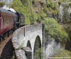 Train passant par un viaduc