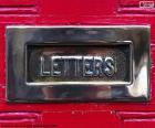 Boîte aux lettres sur une porte rouge