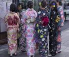 Kimono est la robe traditionnelle japonaise