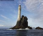 Un grand phare construit sur les rochers au milieu de la mer, les phares aident à guider les bateaux et les empêchent de s’approcher dangereusement de la côte