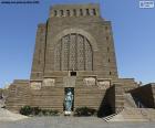 Le Voortrekker Monument est situé dans la ville de Pretoria. Il s’agit d’une grande structure de granit, construite en l’honneur des pionniers qui ont quitté la colonie du Cap entre 1835 et 1854