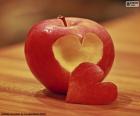 Une pomme rouge avec une morsure coeur-formée, morsures d’amour