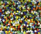 Perles colorées pour faire des bracelets et des colliers