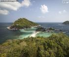 Koh Nang Yuan est une île du sud de la Thaïlande. La plage formée par le banc de sable qui rejoint les trois petites îles de Koh Nang Yuan est sans aucun doute l’une des plus belles de Thaïlande