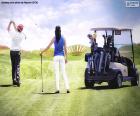 Couples jouant au golf