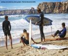 Surfers sur la plage