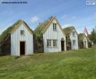 Chalets typiques en Islande, avec des toits couverts d’herbe