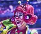 Fille déguisée en clown pour célébrer une joyeuse journée de carnaval
