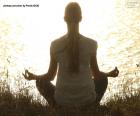 Femme en pleine méditation devant un lac