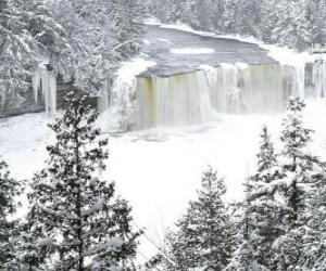 Puzzle rivière gelée en hiver