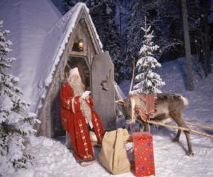 Puzzle Santa à la porte de sa maison avec un renne et des cadeaux