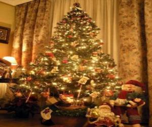 Puzzle Sapin ou arbre de Noël décoré avec des étoiles, les boules de couleur et bâtons de bonbons