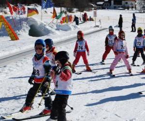 Puzzle Scène typique d'hiver avec des enfants faint du ski à la montagne