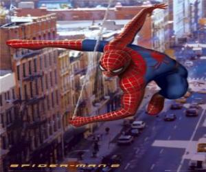 Puzzle Spider Man se déplace de manière très rapide et agile par la ville en étant équilibré avec sa toile d'araignée