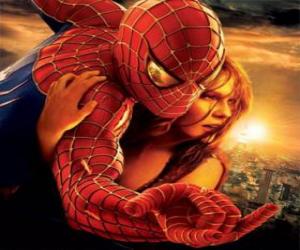 Puzzle Spiderman avec une jeune dans des bras accrochés d'une toile d'araignée par le ciel de la ville