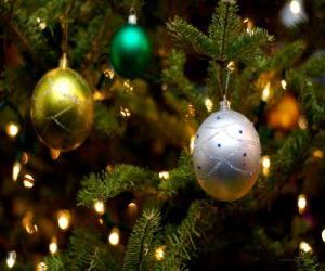 Puzzle Trois boules de Noël suspendu à l'arbre