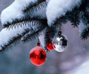 Puzzle Trois boules de Noël suspendu à l'arbre